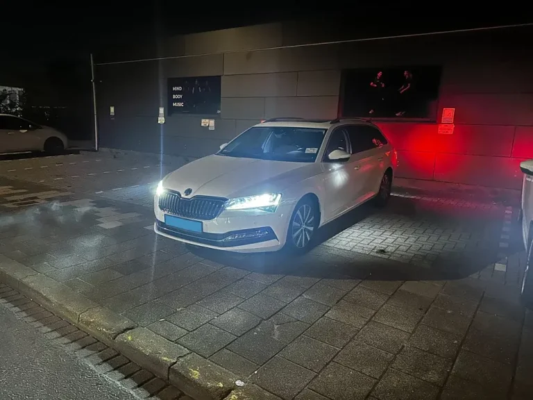 Achterzijde taxi - ruime kofferbak